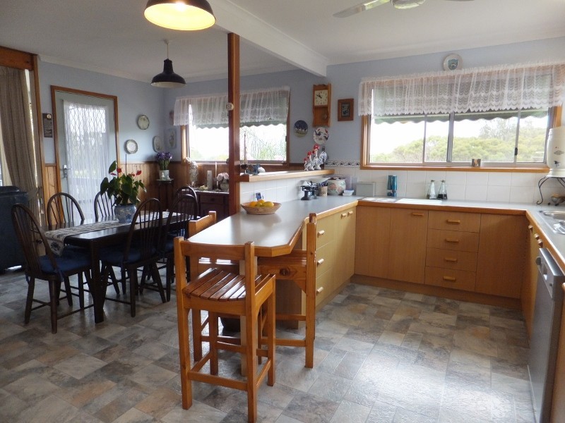 147 Bay Road, Eagle Point VIC 3878