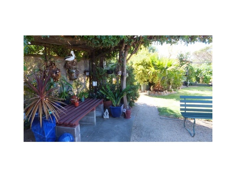 147 Bay Road, Eagle Point VIC 3878