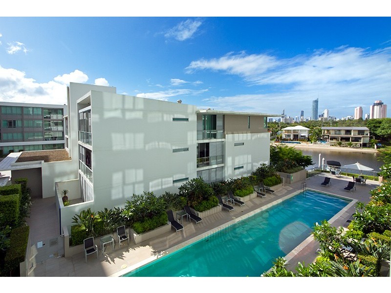 33 TE Peters Drive, Broadbeach QLD 4218