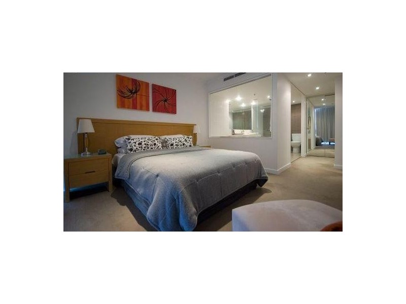 33 TE Peters Drive, Broadbeach QLD 4218