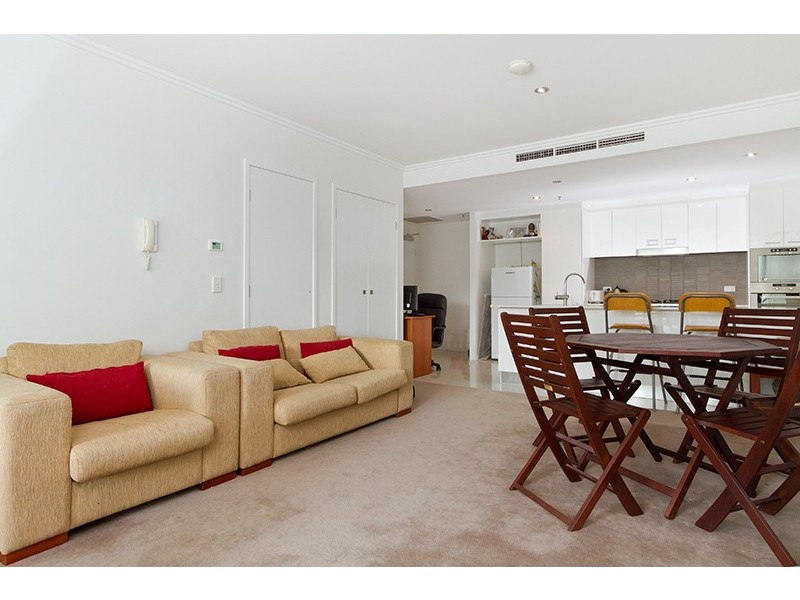 33 TE Peters Drive, Broadbeach QLD 4218