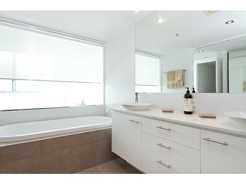 33 TE Peters Drive, Broadbeach QLD 4218