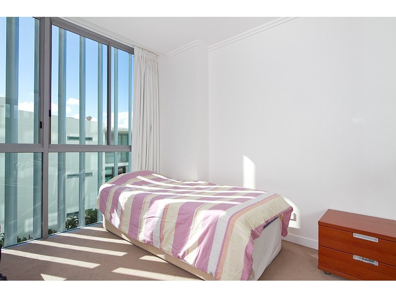33 TE Peters Drive, Broadbeach QLD 4218