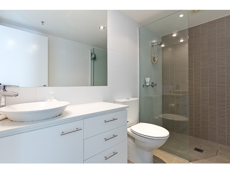 33 TE Peters Drive, Broadbeach QLD 4218