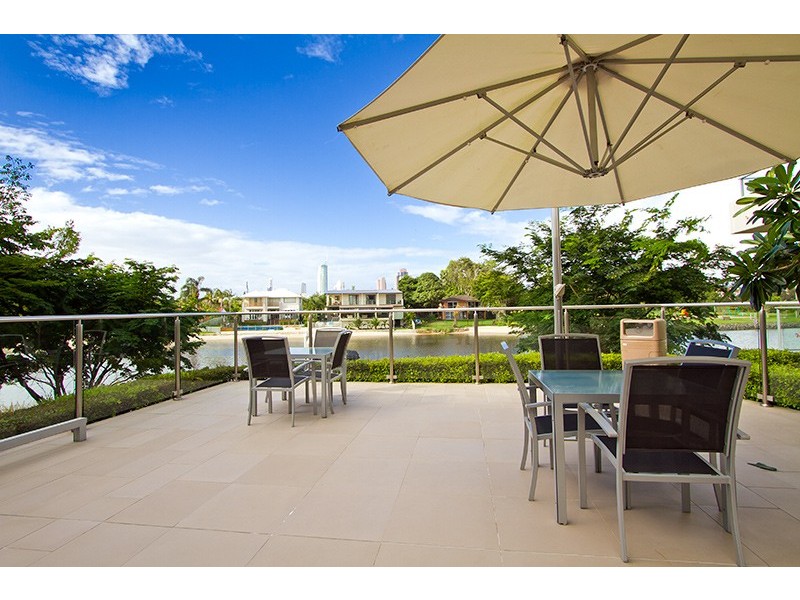 33 TE Peters Drive, Broadbeach QLD 4218