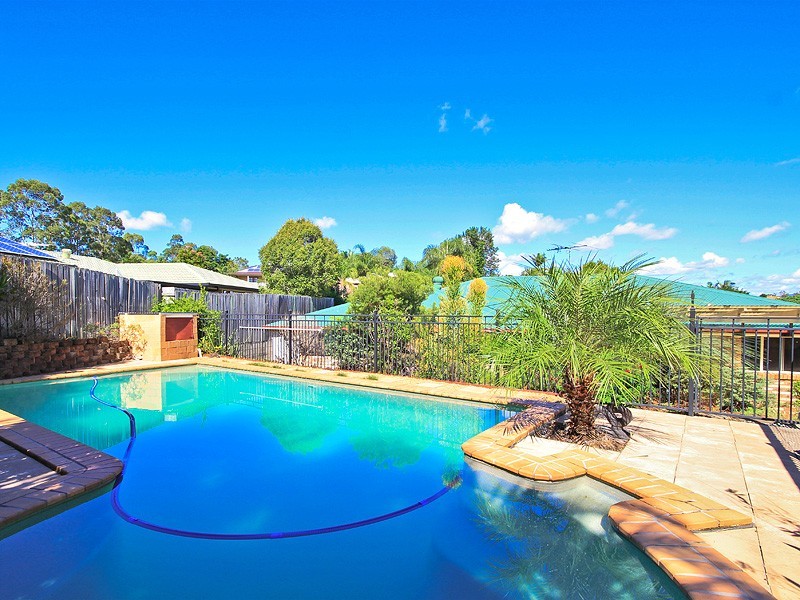 8 Phoenix Court, Eatons Hill QLD 4037