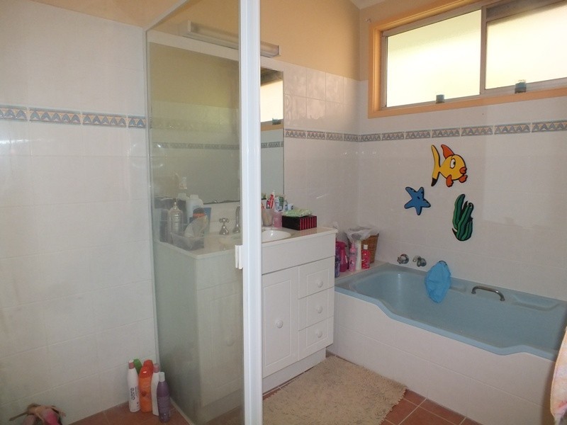 2 Lake Macquarie Street, Fennell Bay NSW 2283