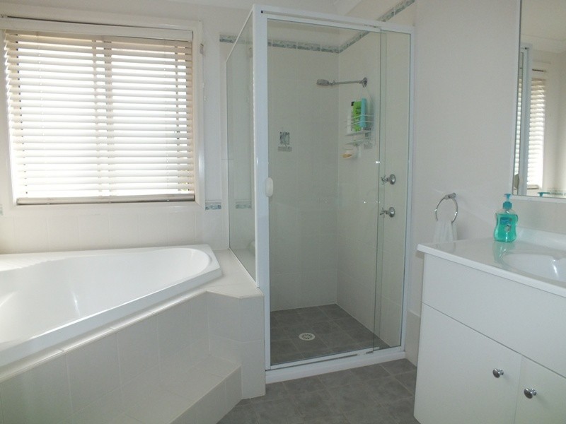 4 Vostok Cove, Cameron Park NSW 2285