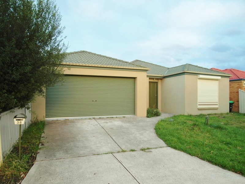 38 Milburn Circuit, Caroline Springs VIC 3023