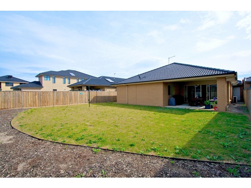 9 Tarcoola Crescent, Sanctuary Lakes VIC 3030