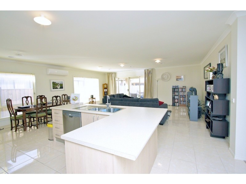 9 Tarcoola Crescent, Sanctuary Lakes VIC 3030