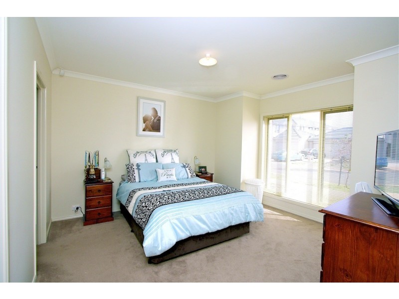 9 Tarcoola Crescent, Sanctuary Lakes VIC 3030