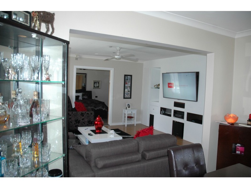 9 Heather Grove, Cranbourne East VIC 3977