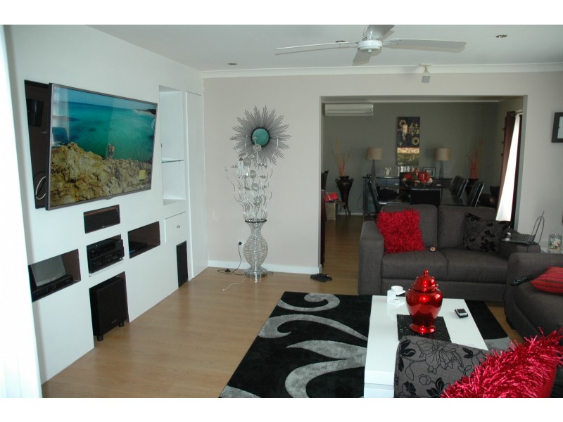 9 Heather Grove, Cranbourne East VIC 3977