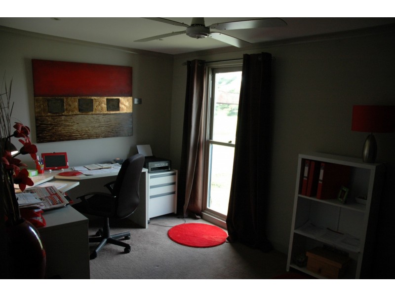 9 Heather Grove, Cranbourne East VIC 3977