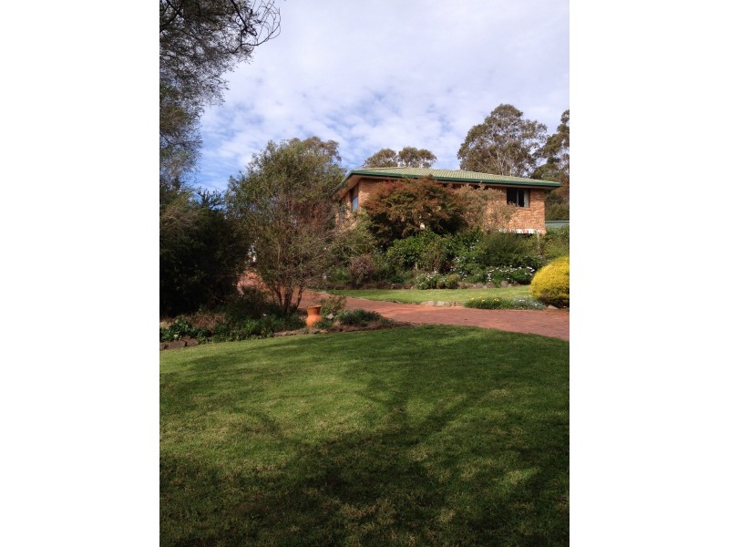 18 Bishops Crescent, Armidale NSW 2350