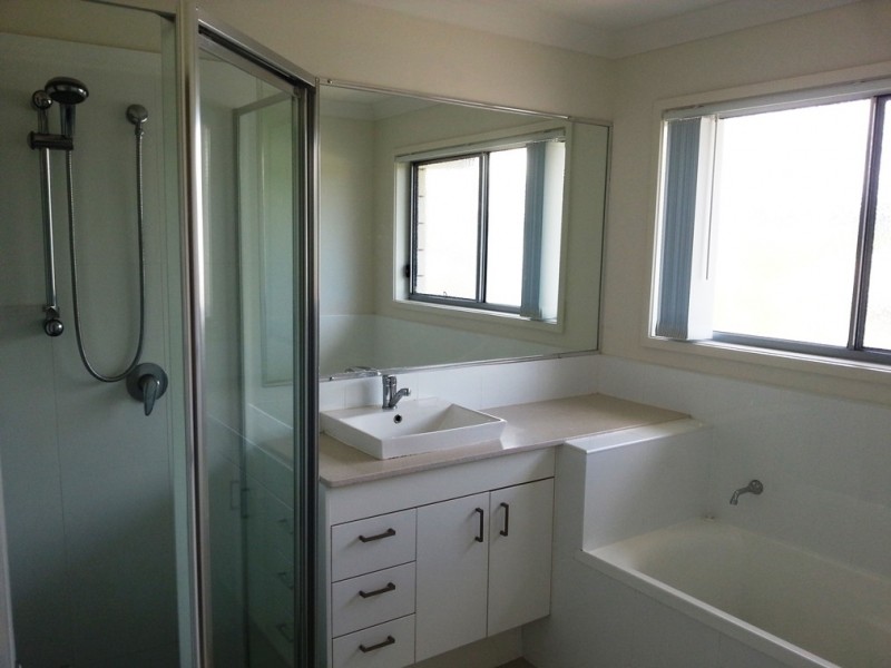 35 Hadrian Crescent, Pacific Pines QLD 4211