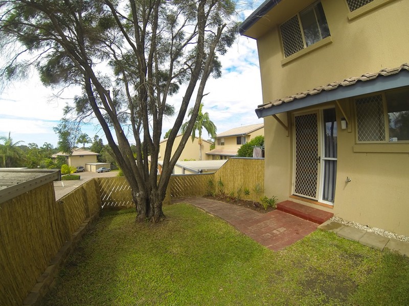 2/63 Olsen Avenue, Labrador QLD 4215