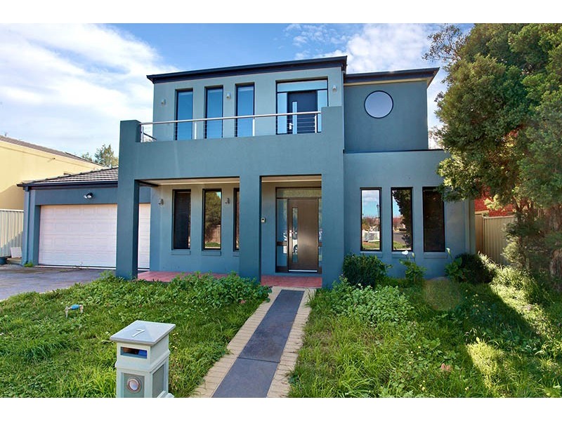 7 Windsor Gardens, Caroline Springs VIC 3023