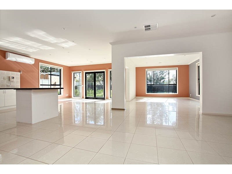 7 Windsor Gardens, Caroline Springs VIC 3023