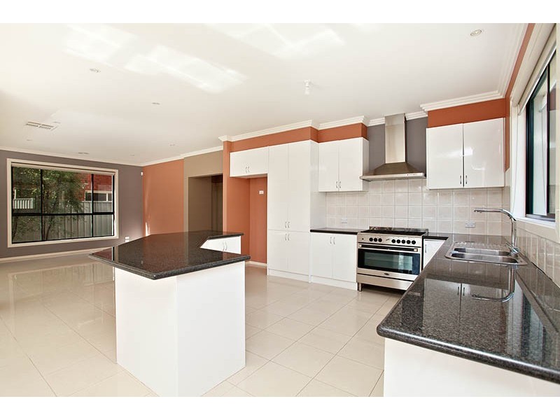 7 Windsor Gardens, Caroline Springs VIC 3023