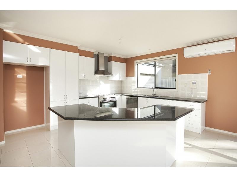 7 Windsor Gardens, Caroline Springs VIC 3023