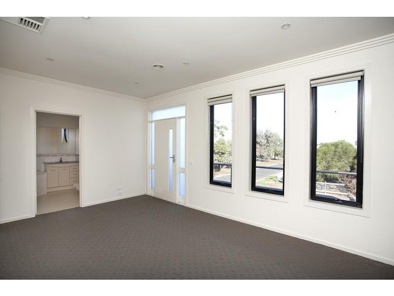 7 Windsor Gardens, Caroline Springs VIC 3023