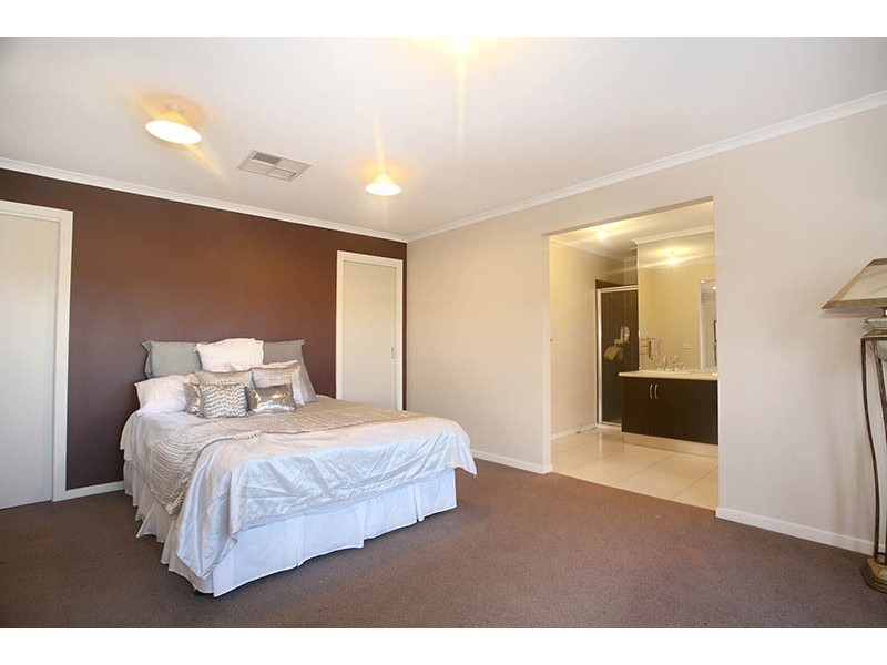 27 Glencoe Street, Kurunjang VIC 3337