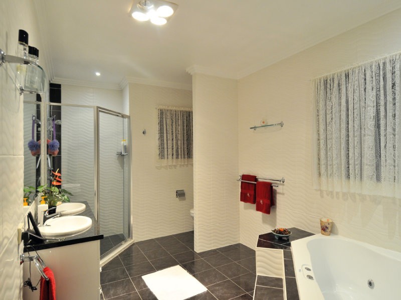 31 The Avenue, Windaroo QLD 4207