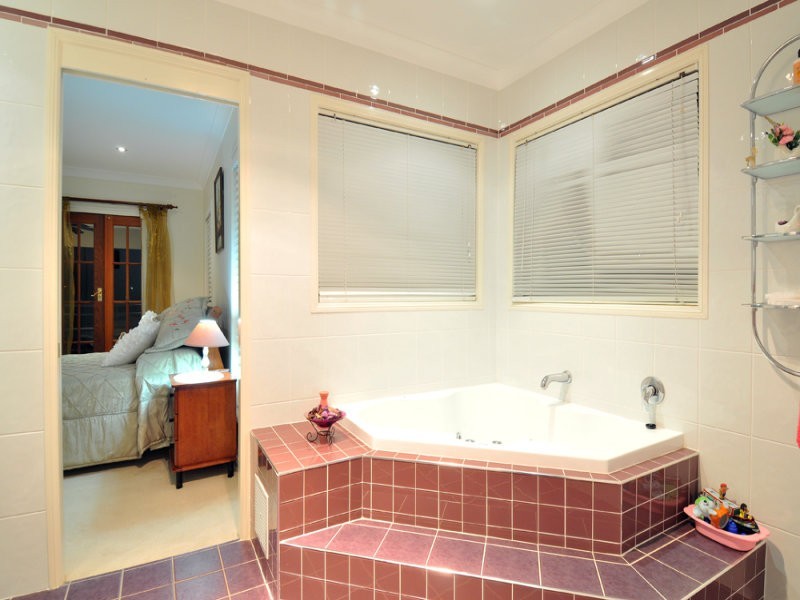 31 The Avenue, Windaroo QLD 4207