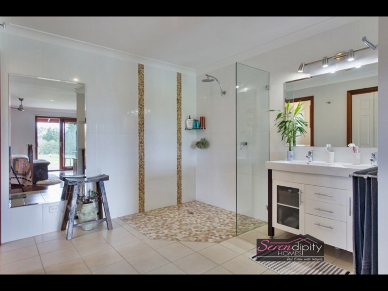 153 Halls Rd, Luscombe QLD 4207