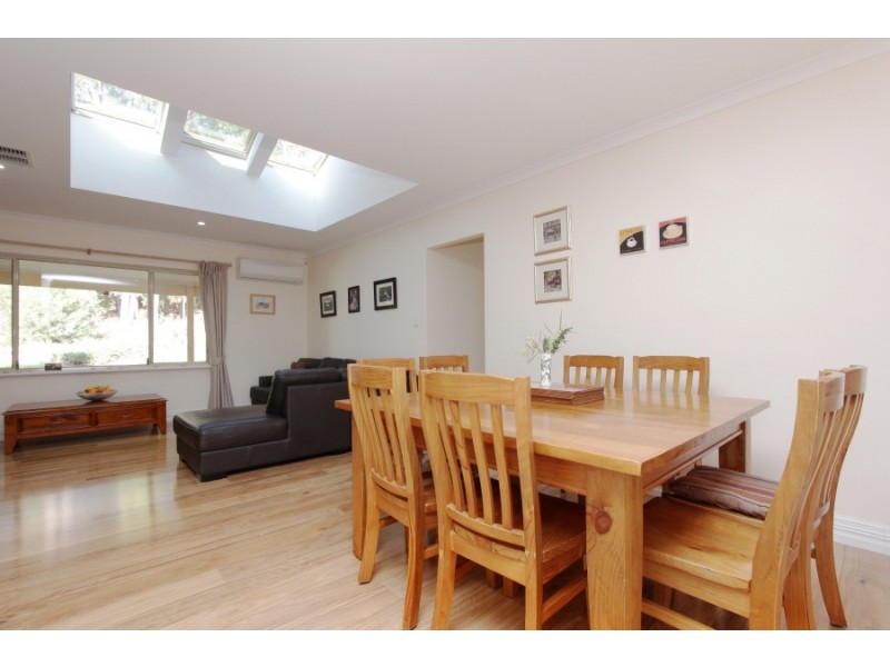 205 Patrick Place, Mundaring WA 6073