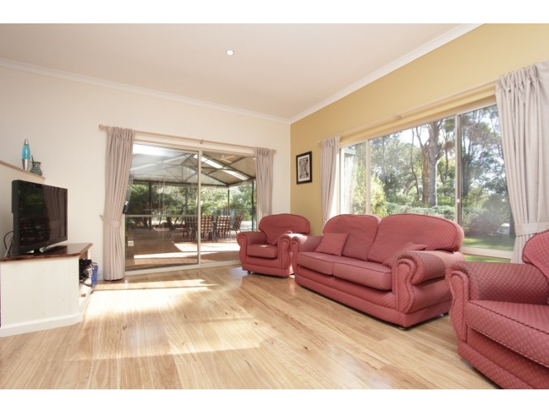 205 Patrick Place, Mundaring WA 6073