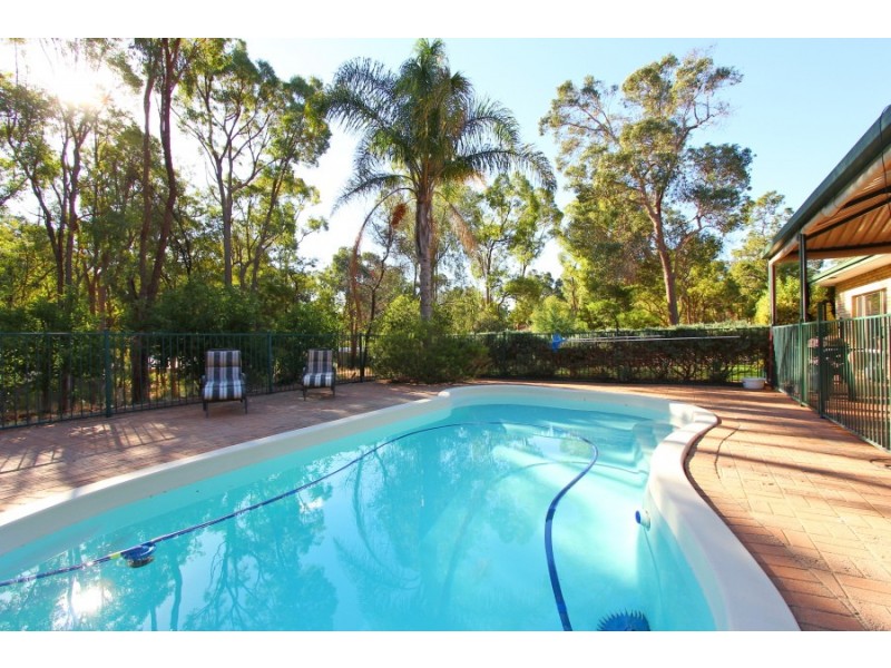 205 Patrick Place, Mundaring WA 6073