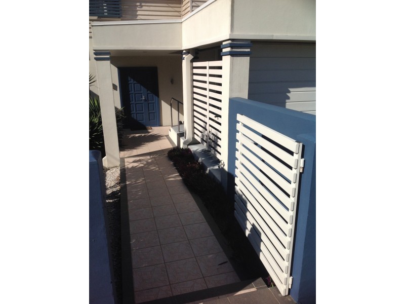27 Gordon Pde, Manly QLD 4179