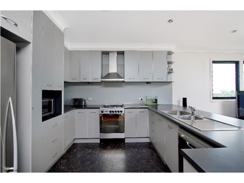 27 Gordon Pde, Manly QLD 4179