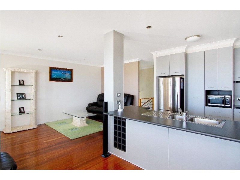27 Gordon Pde, Manly QLD 4179