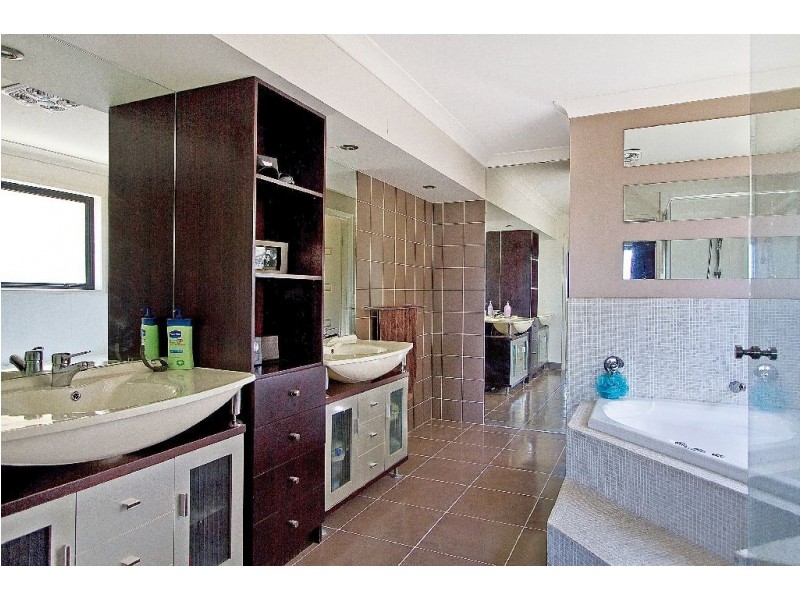 27 Gordon Pde, Manly QLD 4179