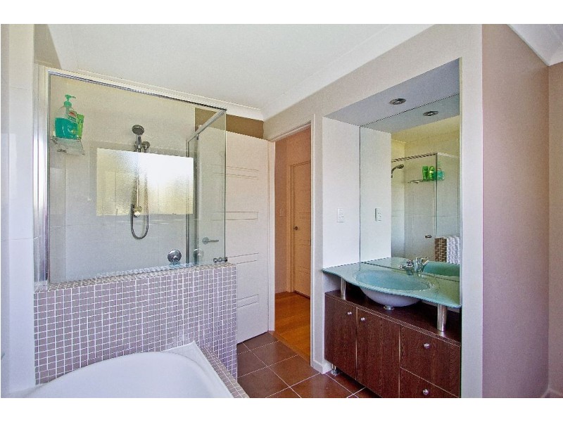 27 Gordon Pde, Manly QLD 4179