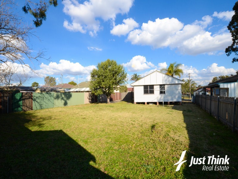 33 Nauru Crescent, Lethbridge Park NSW 2770