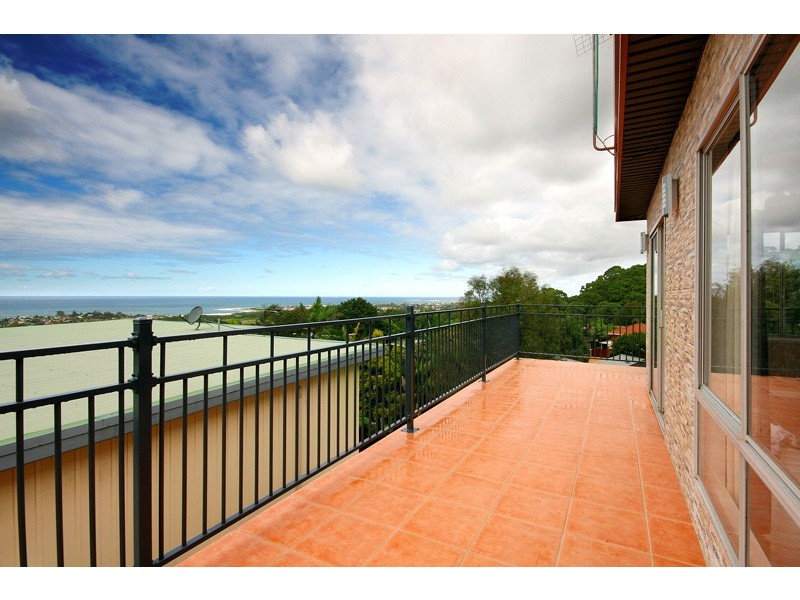 32 Robinsville Crescent, Thirroul NSW 2515