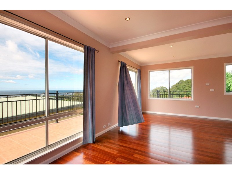 32 Robinsville Crescent, Thirroul NSW 2515