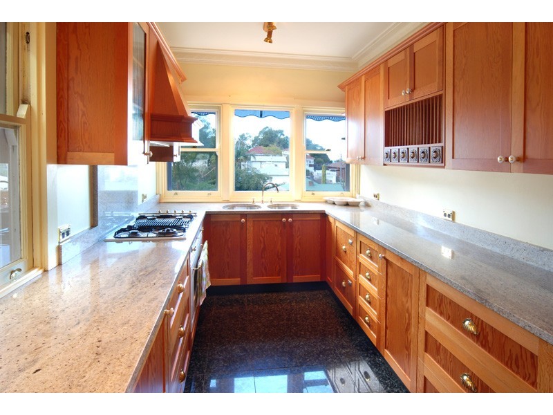 8 Virginia Terrace, Thirroul NSW 2515