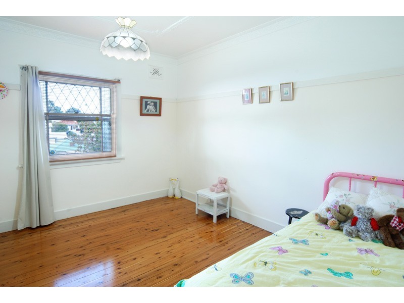 8 Virginia Terrace, Thirroul NSW 2515