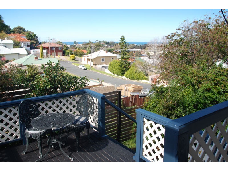 8 Virginia Terrace, Thirroul NSW 2515