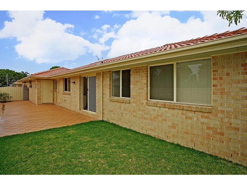 2/12 Redman Avenue, Thirroul NSW 2515
