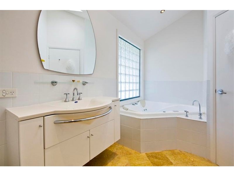 8 Henley Road, Thirroul NSW 2515