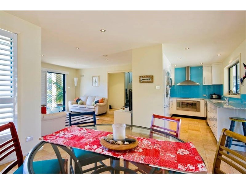 8 Henley Road, Thirroul NSW 2515