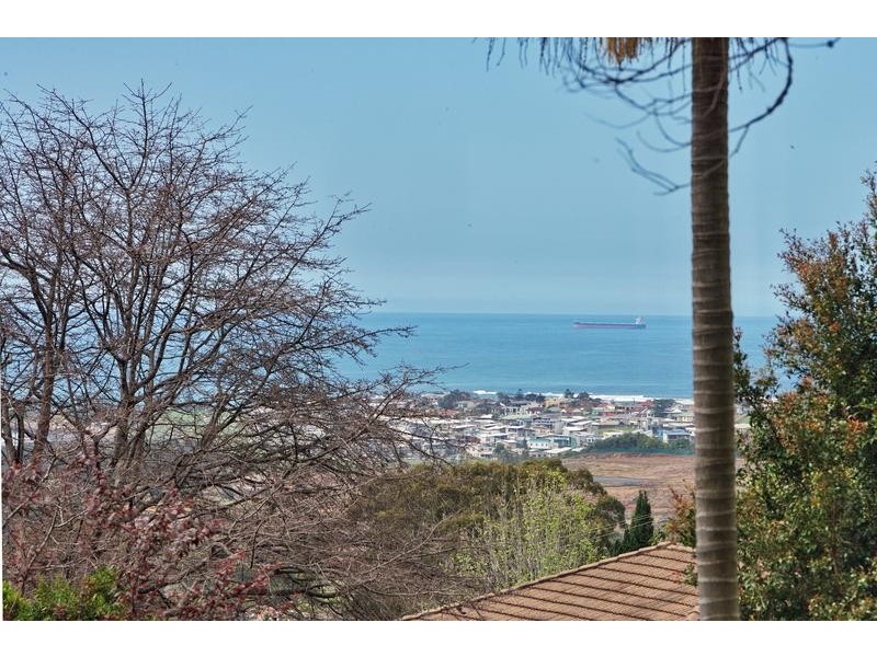 42 Kanangra Drive, Thirroul NSW 2515