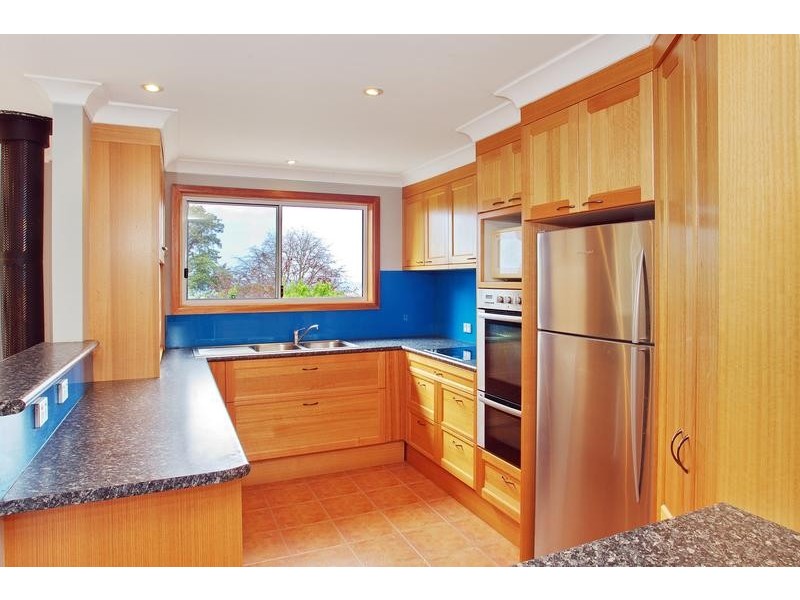 42 Kanangra Drive, Thirroul NSW 2515